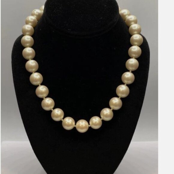 Kate Spade Designer All Wrapped Up Faux Pearl Necklace w/Box EUC - Picture 2 of 6